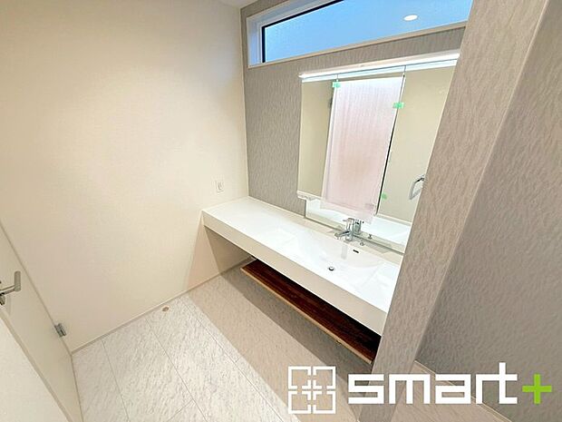 〜スタイリッシュな洗面化粧台〜 ・洗面ボウルとカウンターが一体になっているシームアンダーデザイン。毎日のお手入れも楽々ですね。 ・洗面台下のパイプスペースにも洗剤などをご収納可能です。