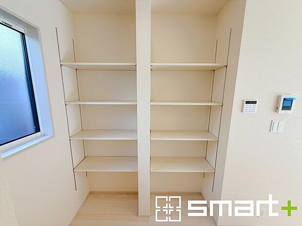 〜あると嬉しい収納スペース〜 ・キッチン横には嬉しい収納付。便利な可動棚付きで食材や台所用品のストックもたくさん出来ます。 ・散らかりがちなキッチン周りがスッキリ片付いて毎日の家事も快適。 