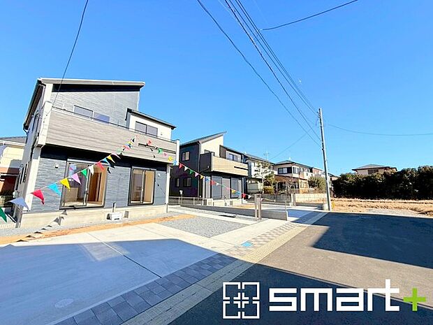 〜閑静な住宅街の立地〜 ・周辺は閑静な住宅街となっておりますので、静かな暮らしをご実現いただけます。 ・前面道路の交通量も多くないので、小さなお子様がいるご家庭でもご安心ですね。 