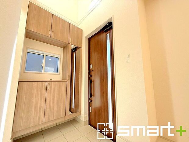 〜穏やかな陽が入る玄関〜 ・玄関ドアにガラス部分を設ける事で穏やかな陽の入る玄関になります。 ・飾り棚としても演出できるコの字型の下駄箱は大容量の収納力。 