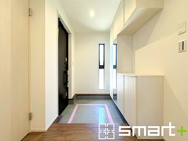 〜穏やかな陽が入る玄関〜 ・窓に加えて玄関ドアのガラス部分からも穏やかな陽が入り、明るい玄関になります。 ・備え付けのシューズボックスはミラー付なのでお出かけ前のチェックに大活躍。