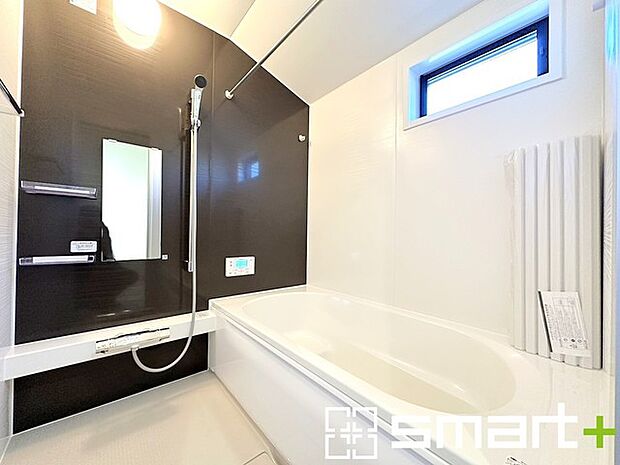 〜浴室乾燥機付きの浴室〜 ・浴室には乾燥機が付いているので雨の日でも洗濯物を干すことが可能です。 ・水はけの良い床材など機能面も充実。マイクロバルなどオプションもご相談くださいませ。