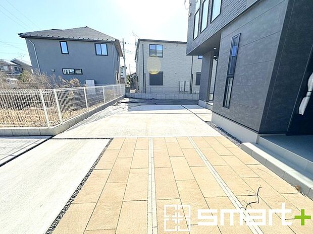 〜広々したお庭のある邸宅〜 ・余裕の敷地には広いお庭もご用意。 ・ガーデニングや安らぎの空間として、倉庫を置いたりと様々な活用が可能です。 ・人工芝の敷設などもお気軽にご相談くださいませ。