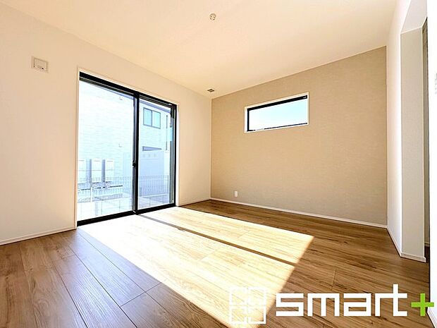 〜暖かな光が差し込む洋室〜 ・大きな窓からたっぷりの光が舞い込み、お部屋全体を優しく包み込んでくれます。 ・ウォークインクローゼット付なので整理整頓しやすく、お部屋も広々使えます。