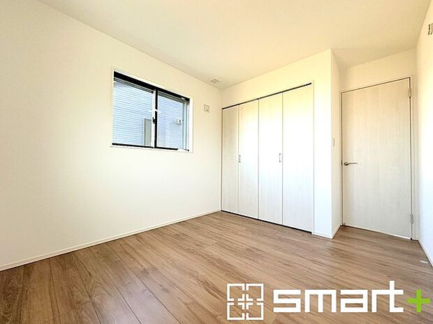 〜収納豊富な洋室〜 ・各居室に備え付けの収納をご用意。タンスなどを置く場合と比べ出っ張らないので部屋の中を有効のご活用いただけます。 ・収納の広さなどぜひ現地でご確認くださいませ。