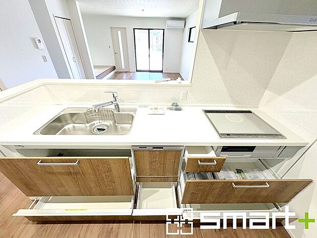 ～食器洗浄機を標準装備～ ・キッチンにはビルトインタイプの食器洗浄機を標準装備。 ・家事にかける時間を削減でき、「自分時間」を増やすことができる嬉しいアイテムです。 