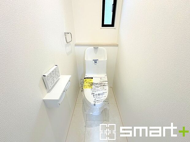 ～小窓付きの明るいトイレ～ ・使用後や掃除の際には新鮮な空気を取り込み換気ができます。 ・背面のスペースにちょっとした棚を設置すれば、トイレットペーパーのストックなども置けますね。