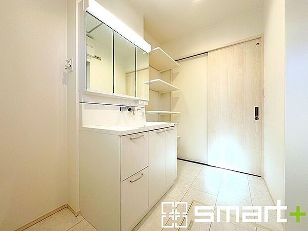 ～人気の三面鏡を採用～ ・洗面台は三面鏡仕様なので鏡の角度を変える事で頭の後ろの方までご確認可能です。 ・鏡の裏が収納になっておりますので、洗面台周りもスッキリと片付きます。 