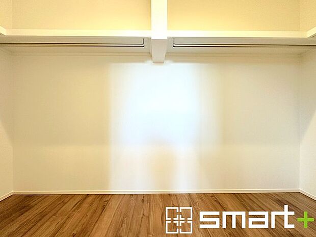 〜ウォークインクローゼット〜 ・衣類をハンガーに掛けたまま収納できるウォークインクローゼットは重宝しますね。 ・季節ものや小物類なども整理整頓しやすく生活空間が広がります。