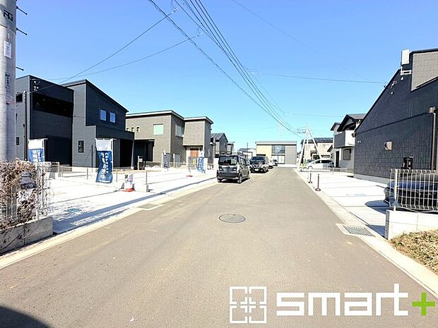 〜閑静な住宅街の立地〜 ・周辺は閑静な住宅街となっておりますので、静かな暮らしをご実現いただけます。 ・前面道路の交通量も多くないので、小さなお子様がいるご家庭でもご安心ですね。