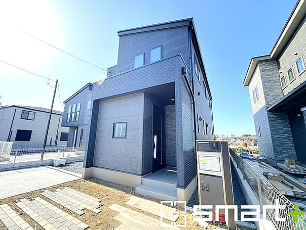 〜お庭もある余裕の敷地〜 ・広々した敷地にはお庭もご用意。お庭があるだけで余裕を感じますね。 ・防草シートや人工芝の敷設などのオプションもお気軽にご相談くださいませ。