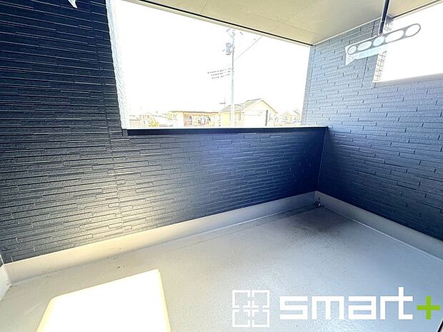 ～屋根付きのバルコニー～ ・バルコニーは屋根付きなので急な雨でも安心です。 ・奥行きもあるので洗濯物が干しやすいのも嬉しいポイントですね。 