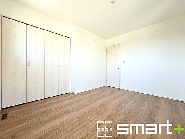 ～収納豊富な洋室～ ・各居室に備え付けの収納をご用意。タンスなどを置く場合と比べ出っ張らないので部屋の中を有効のご活用いただけます。 ・収納の広さなどぜひ現地でご確認くださいませ。 