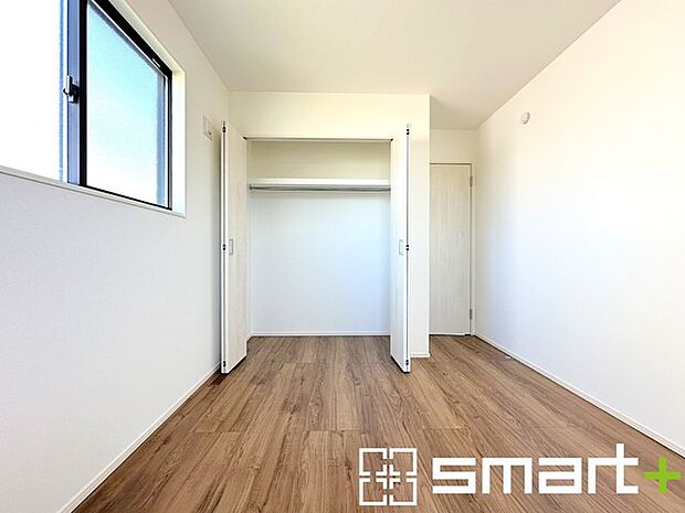 〜2面採光の明るいお部屋〜 ・洋室は2面採光とする事で穏やかな陽の入る明るい空間となっております。 ・くつろぎのプライベート時間を明るい空間で穏やかにお過ごしいただけます。