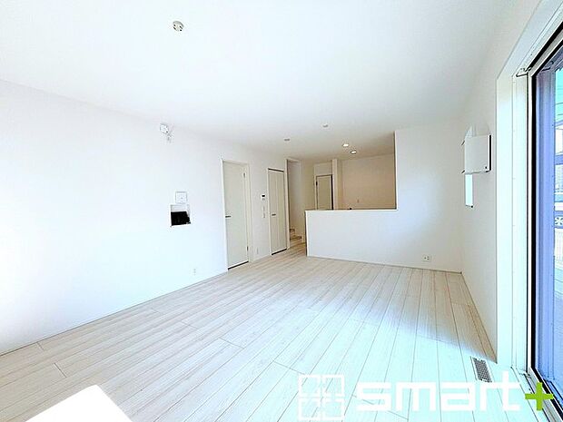 ~穏やかな陽の入るLDK~ ・大きな窓のあるLDKは陽当りも良好で明るい空間となっております。 ・ご家族団らんなど過ごす時間の多いLDKが明るいのは嬉しいポイントですね。