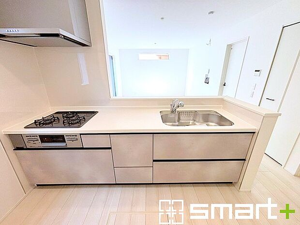 ~人気のカウンターキッチン~ ・キッチンには余計な柱が無いので、リビングが見渡せ開放感のある造りとなっております。 ・蛇口には浄水器が内蔵されるなど機能面でも優れたキッチンです。