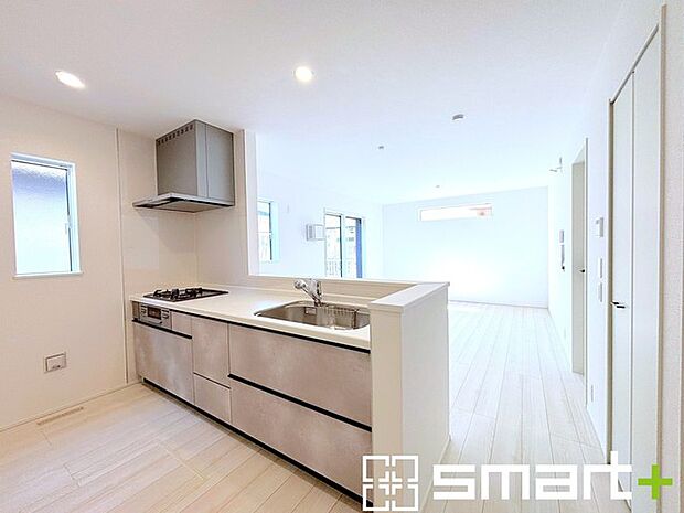 ~使い勝手の良いシステムキッチン~ ・料理がしやすい設計のキッチンでお料理もはかどりますね。 ・もちろんキッチン下部は収納になっておりますので、フライパンなども収納可能です。