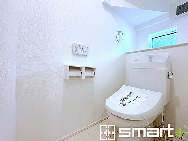 ~やはり便利なタンク式トイレ~ ・最近はタンクレストイレもございますが、タンク式の場合は停電時もお水を流すことが可能。 ・故障時なども比較的費用が安くなるなど、メリットが多くなります。