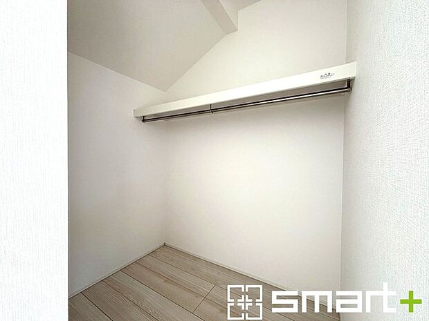 ~憧れのウォークインクローゼット~ ・居室にウォークインを設ける事で季節ものや趣味の用具などもスッキリと収納可能です。 ・ぜひ現地でその便利さをご体感くださいませ。