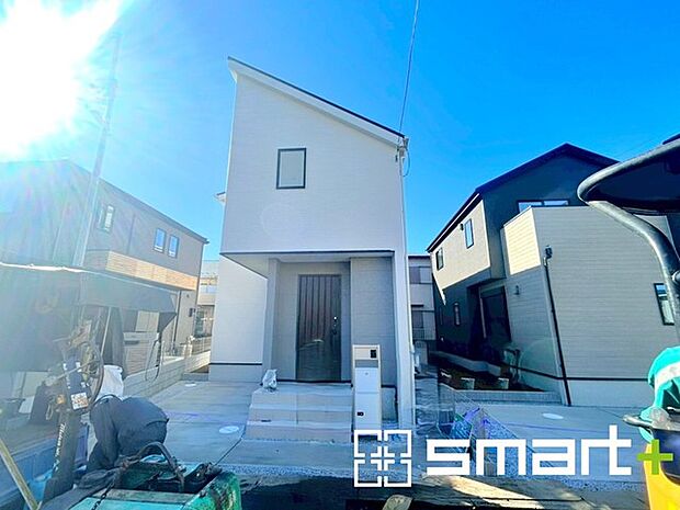 ~閑静な住宅街の立地~ ・周辺は閑静な住宅街となっておりますので、静かな暮らしをご実現いただけます。 ・前面道路の交通量も多くないので、小さなお子様がいるご家庭でもご安心ですね。