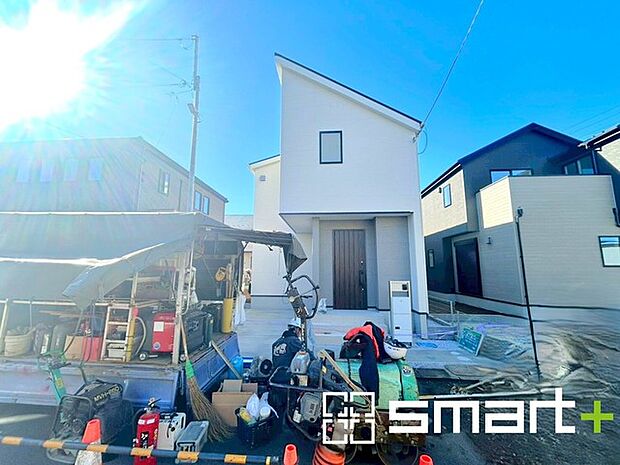 〜ベタ基礎でしっかりとした土台〜 ・コンクリートの中に鉄筋を配し強度を高めた「ベタ基礎」を採用。 ・しっかりとした土台を造ったうえで、その上に建物が築造されていきます。 