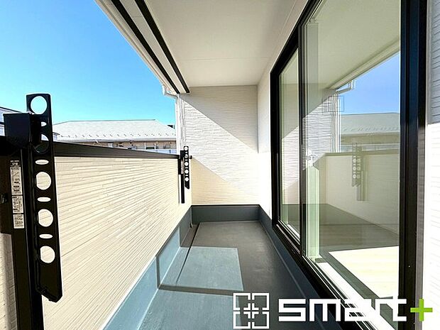 ~洗濯物も干しやすいバルコニー~ ・バルコニーには物干し竿受けが標準装備されております。 ・テラス屋根等のオプションもお気軽にご相談くださいませ。