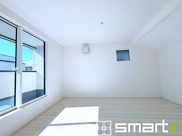 ~収納豊富な洋室~ ・各居室に備え付けの収納をご用意。タンスなどを置く場合と比べ出っ張らないので部屋の中を有効のご活用いただけます。 ・収納の広さなどぜひ現地でご確認くださいませ。