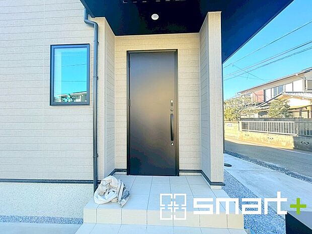 〜お住まいの顔「玄関」〜 ・玄関ドアの上にはもちろん軒がございますので、雨の日でも濡れずに鍵の開閉が可能です。 ・鍵は防犯性に優れたディンプルキーを採用。 