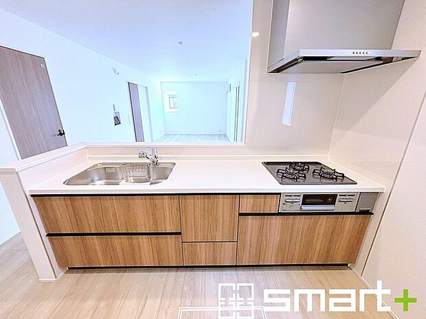 ~人気のカウンターキッチン~ ・キッチンには余計な柱が無いので、リビングが見渡せ開放感のある造りとなっております。 ・蛇口には浄水器が内蔵されるなど機能面でも優れたキッチンです。