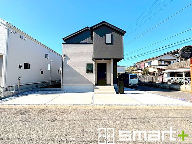 ~ベタ基礎でしっかりとした土台~ ・コンクリートの中に鉄筋を配し強度を高めた「ベタ基礎」を採用。 ・しっかりとした土台を造ったうえで、その上に建物が築造されていきます。