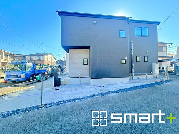 ~十分な広さのある前面道路~ ・前面道路は約4.5mございますので、お車でのすれ違いも可能で余計なストレスがかかりません。 ・日々お車での移動が多い方には大切なポイントですね。