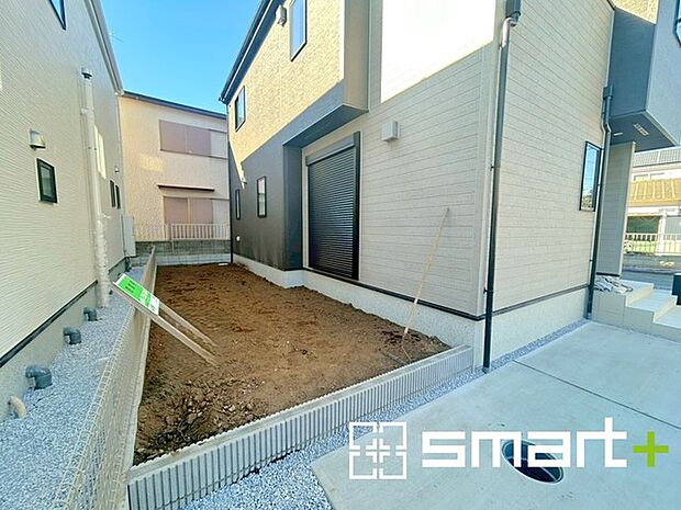 〜お庭もある余裕の敷地〜 ・広々した敷地にはお庭もご用意。お庭があるだけで余裕を感じますね。 ・防草シートや人工芝の敷設などのオプションもお気軽にご相談くださいませ。 