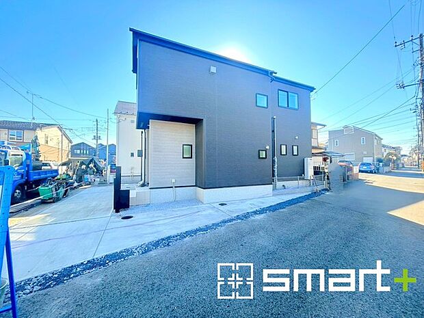 〜閑静な住宅街の立地〜 ・周辺は閑静な住宅街となっておりますので、静かな暮らしをご実現いただけます。 ・前面道路の交通量も多くないので、小さなお子様がいるご家庭でもご安心ですね。 