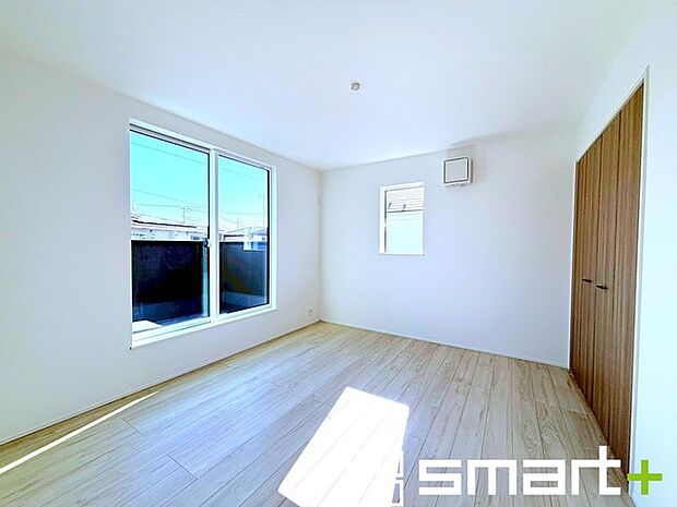 ~収納豊富な洋室~ ・各居室に備え付けの収納をご用意。タンスなどを置く場合と比べ出っ張らないので部屋の中を有効のご活用いただけます。 ・収納の広さなどぜひ現地でご確認くださいませ。