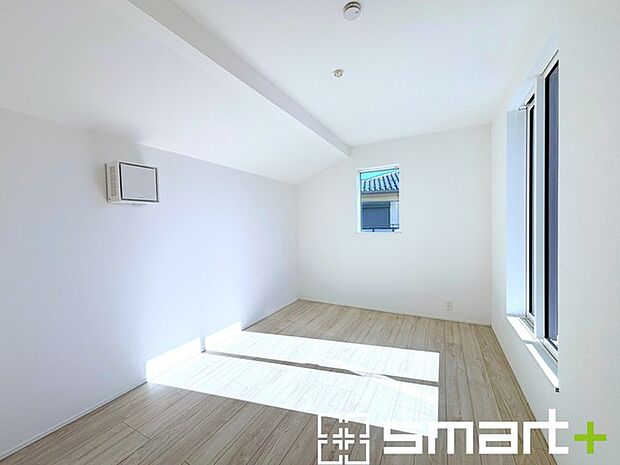 ~2面採光の明るいお部屋~ ・洋室は2面採光とする事で穏やかな陽の入る明るい空間となっております。 ・くつろぎのプライベート時間を明るい空間で穏やかにお過ごしいただけます。