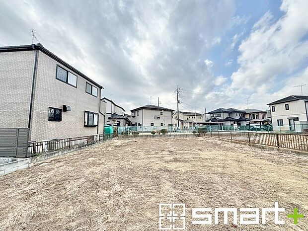 〜閑静な住宅街の立地〜 ・周辺は閑静な住宅街となっておりますので、静かな暮らしをご実現いただけます。 ・前面道路の交通量も多くないので、小さなお子様がいるご家庭でもご安心ですね。 