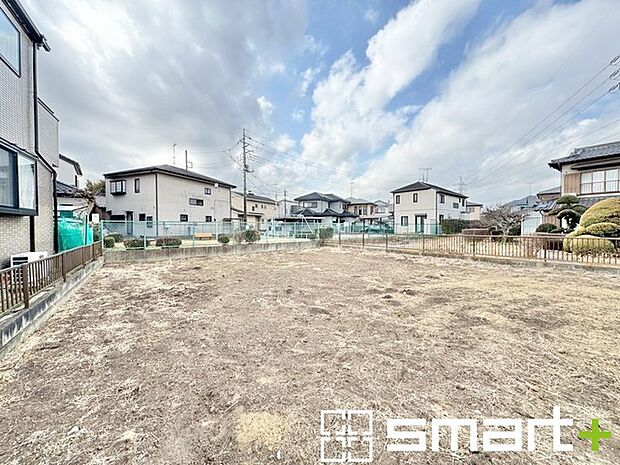 ~ベタ基礎でしっかりとした土台~ ・コンクリートの中に鉄筋を配し強度を高めた「ベタ基礎」を採用。 ・しっかりとした土台を造ったうえで、その上に建物が築造されていきます。