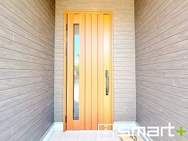 ～お住まいの顔「玄関」～ ・玄関ドアの上にはもちろん軒がございますので、雨の日でも濡れずに鍵の開閉が可能です。 ・鍵は防犯性に優れたディンプルキーを採用。