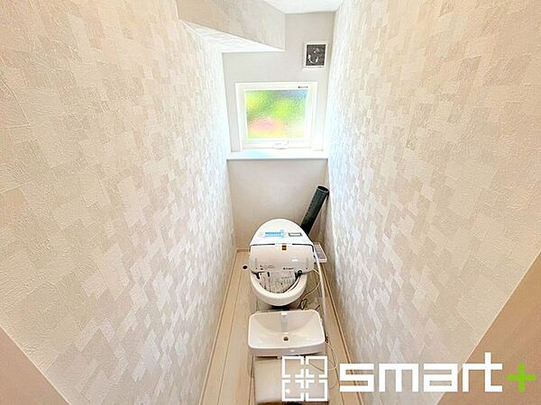 ～やはり便利なタンク式トイレ～ ・最近はタンクレストイレもございますが、タンク式の場合は停電時もお水を流すことが可能。 ・故障時なども比較的費用が安くなるなど、メリットが多くなります。