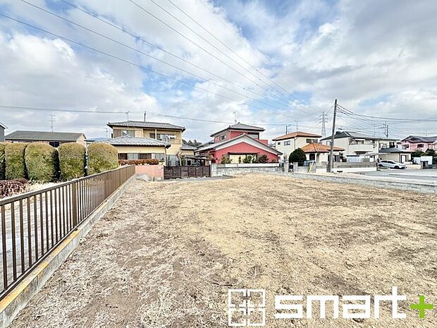~閑静な住宅街の立地~ ・周辺は閑静な住宅街となっておりますので、静かな暮らしをご実現いただけます。 ・前面道路の交通量も多くないので、小さなお子様がいるご家庭でもご安心ですね。