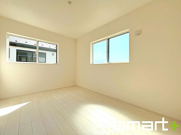 ～2面採光の明るいお部屋～ ・洋室は2面採光とする事で穏やかな陽の入る明るい空間となっております。 ・くつろぎのプライベート時間を明るい空間で穏やかにお過ごしいただけます。