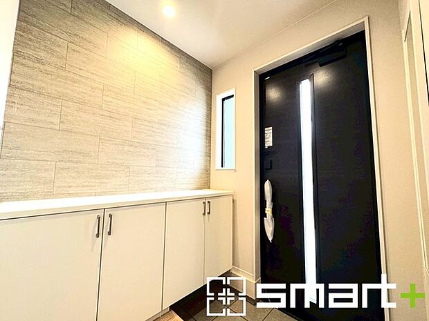 ~十分な容量のシューズボックス~ ・備え付けのシューズボックスは充分な容量を確保。 ・より大型のものへのご変更などご希望の方もお気軽にご相談くださいませ。