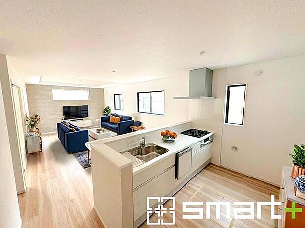 ~ナチュラルな色彩のLDK~ ・自然な風合いの色味で纏められたLDKは家具のコーディネートもしやすくなっております。 ・どんなインテリアにするか、考えるだけでも楽しくなりますね。