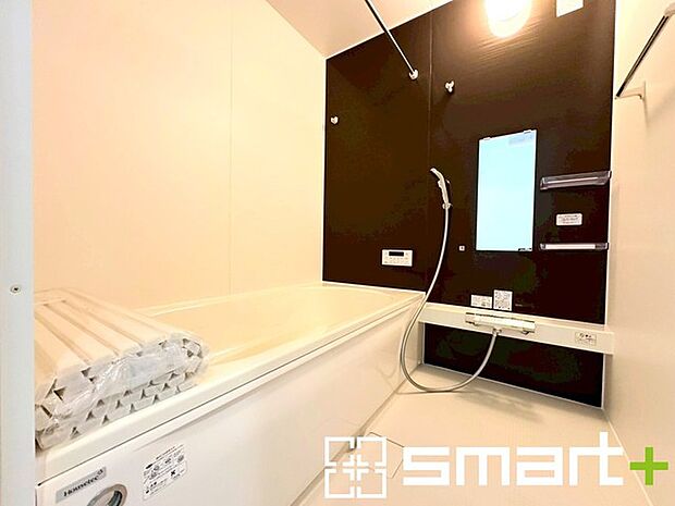 〜暖房乾燥機付きの浴室〜 ・ヒートショック対策にもなる浴室暖房を標準装備。冬場でも暖かくしてからご入浴が可能です。 ・もちろん乾燥機も付いておりますので、雨の日でも洗濯物を干せますよ。 