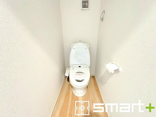 ~やはり便利なタンク式トイレ~ ・最近はタンクレストイレもございますが、タンク式の場合は停電時もお水を流すことが可能。 ・故障時なども比較的費用が安くなるなど、メリットが多くなります。