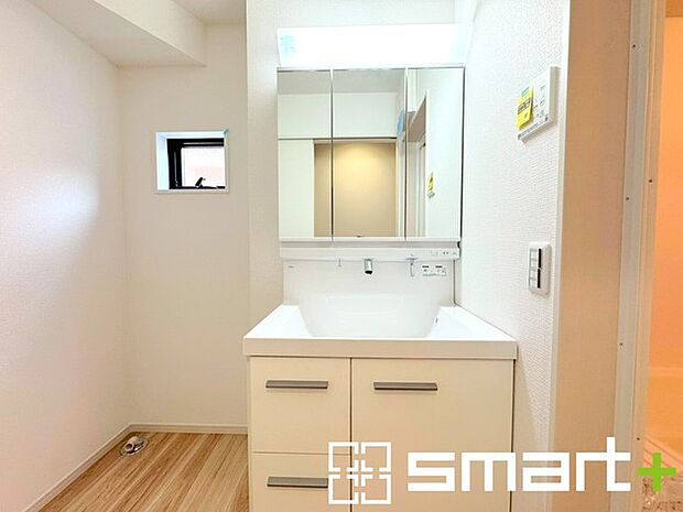 ~シャワー付き洗面台を採用~ ・洗面台の蛇口がホースで伸びシャワーとしてご利用可能。 ・朝の寝ぐせ直しなどにシャワーを使いたい時、洗面台の掃除をする際にも便利にお使いいただけますよ。