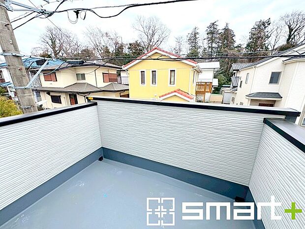 〜洗濯物も干しやすいバルコニー〜 ・バルコニーには物干し竿受けが標準装備されております。 ・テラス屋根等のオプションもお気軽にご相談くださいませ。 