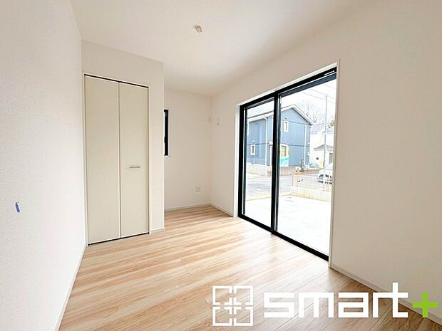 〜収納豊富な洋室〜 ・各居室に備え付けの収納をご用意。タンスなどを置く場合と比べ出っ張らないので部屋の中を有効のご活用いただけます。 ・収納の広さなどぜひ現地でご確認くださいませ。 