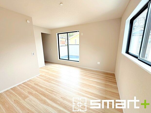 ~2面採光の明るいお部屋~ ・洋室は2面採光とする事で穏やかな陽の入る明るい空間となっております。 ・くつろぎのプライベート時間を明るい空間で穏やかにお過ごしいただけます。