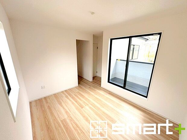 ~自然な風合いの洋室~ ・ナチュラルな色彩で纏められた洋室は家具のコーディネートもしやすくなっております。 ・どんな家具にするか考えるだけでも楽しくなってきますね。